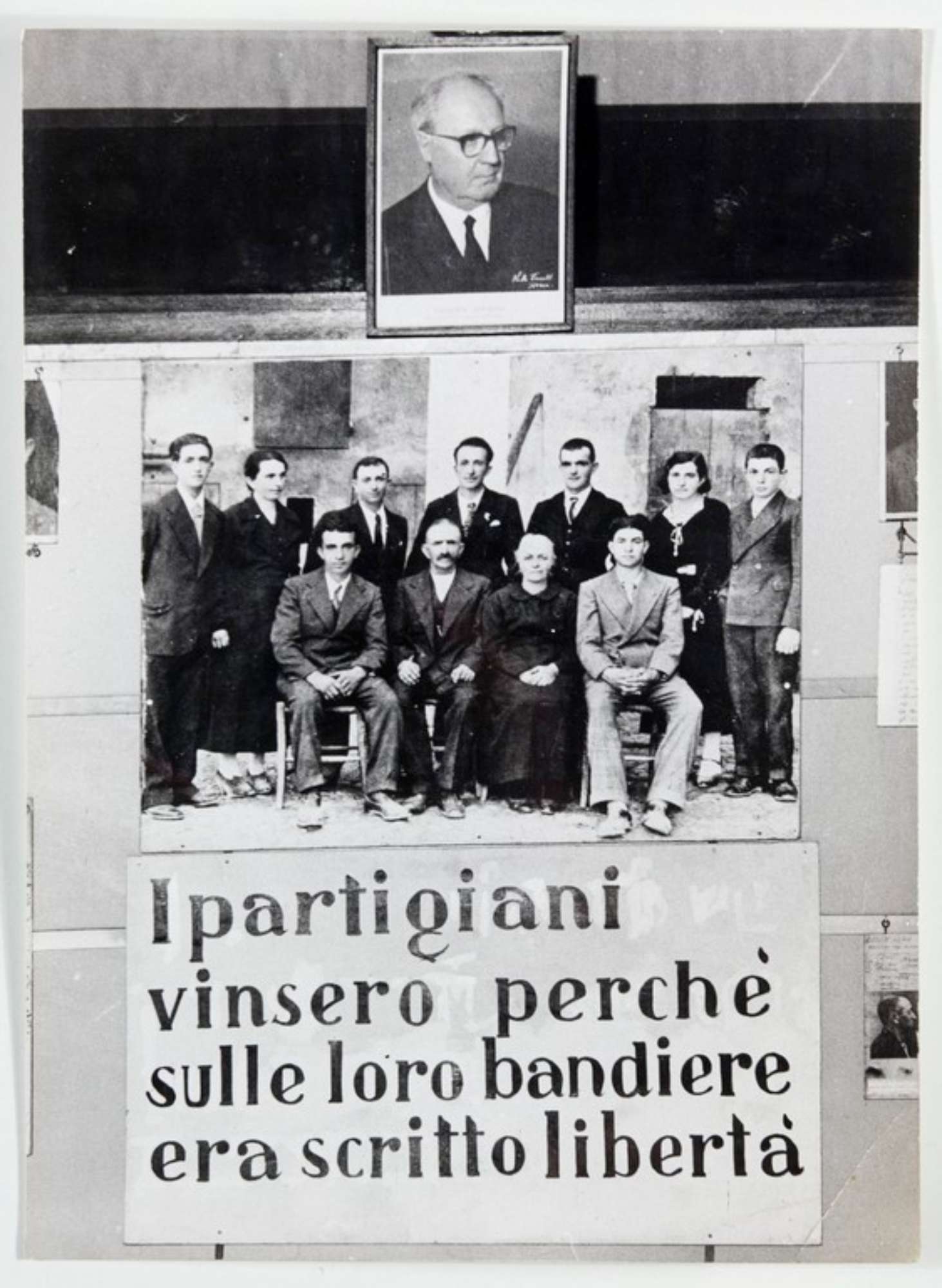 Una delle fotografie poste sul pannello in legno sito nell'atrio della scuola, che ritrae la famiglia Cervi al completo, con papà Alcide, mamma Genoeffa, i sette figli e le due figlie. Sotto alla foto vi è una dedica ai partigiani.